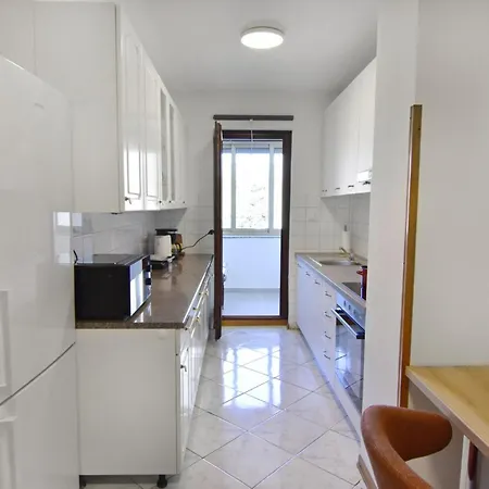 Charming Flat Close To Apartment *