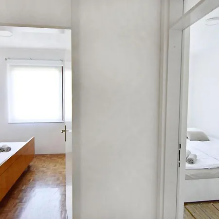 Charming Flat Close To *