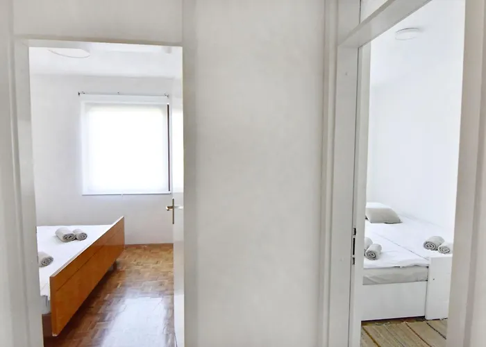 Charming Flat Close To *