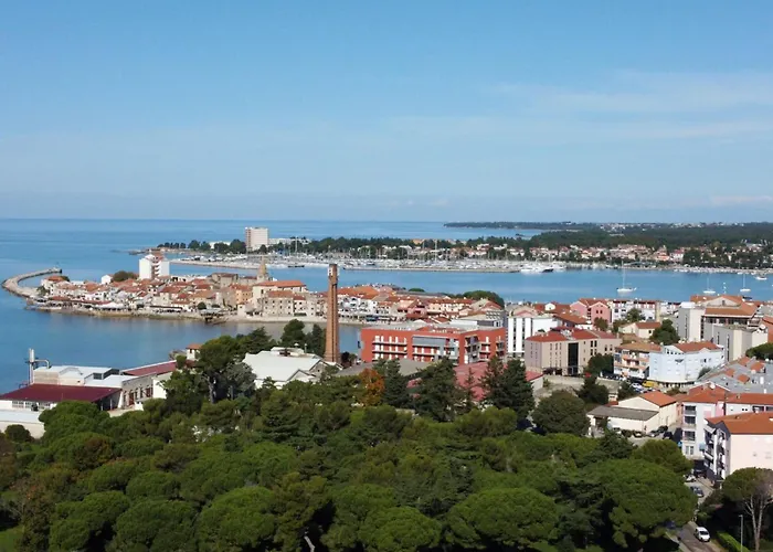 Charming Flat Close To *