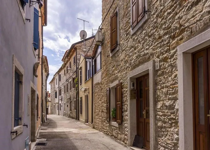 Charming Flat Close To *