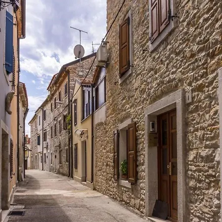 Charming Flat Close To *