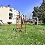 Διαμέρισμα Charming Flat Close To