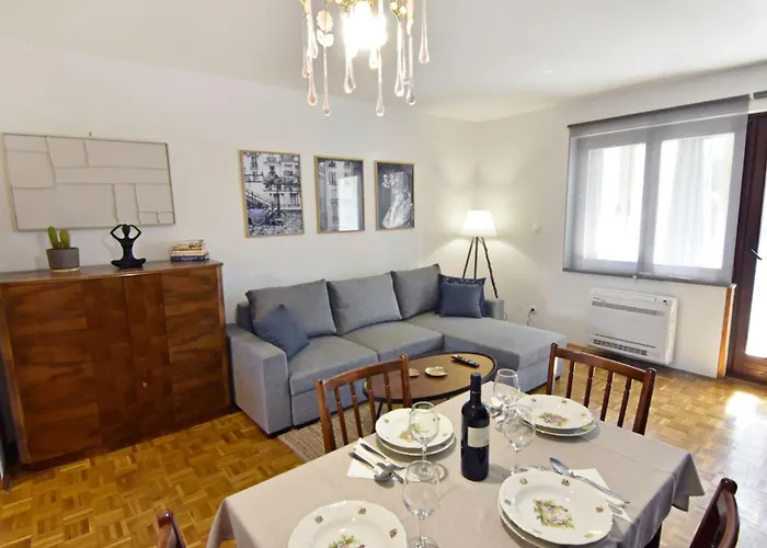 Charming Flat Close To *