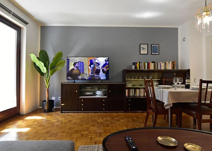 Charming Flat Close To